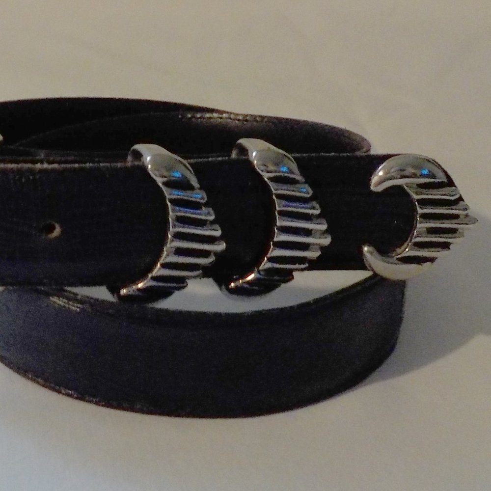 *CLEARANCE NO DISCOUNT* Sandy Duftler belt sz M up to 31" navy leather